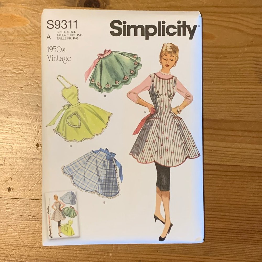 Simplicity S9311 Size S - L Aprons vintage style